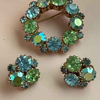 GREEN AND BLUE STONE BROOCH WITH CLIP ON EARRINGS