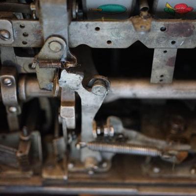 VINTAGE 1940'S MILLS Slot Machine   SPECIAL AWARD 5 cent  774
