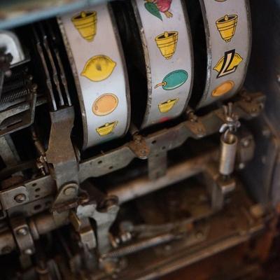 VINTAGE 1940'S MILLS Slot Machine   SPECIAL AWARD 5 cent  774