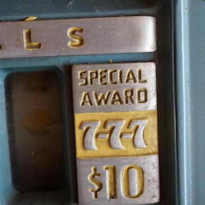 VINTAGE 1940'S MILLS Slot Machine   SPECIAL AWARD 5 cent  774