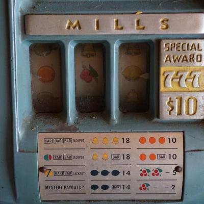 VINTAGE 1940'S MILLS Slot Machine   SPECIAL AWARD 5 cent  774