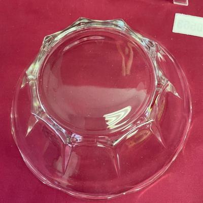 Scalloped edge clear bowl