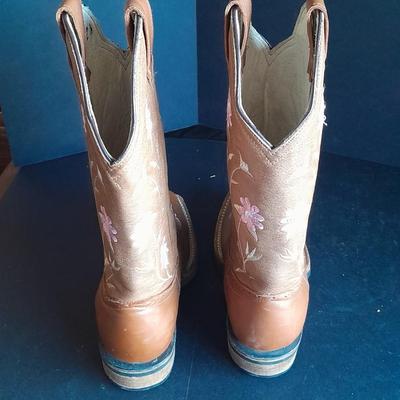 Women's Beautiful embroidered Monicos Boots size approx. 5.5 USA