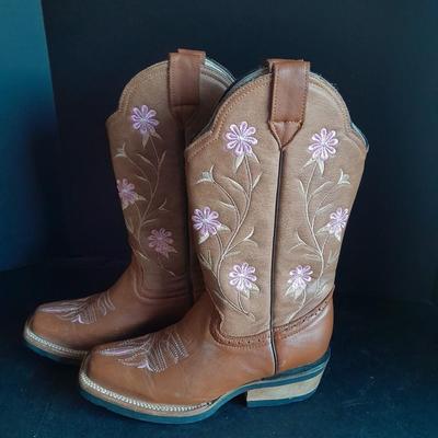 Women's Beautiful embroidered Monicos Boots size approx. 5.5 USA