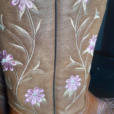 Women's Beautiful embroidered Monicos Boots size approx. 5.5 USA