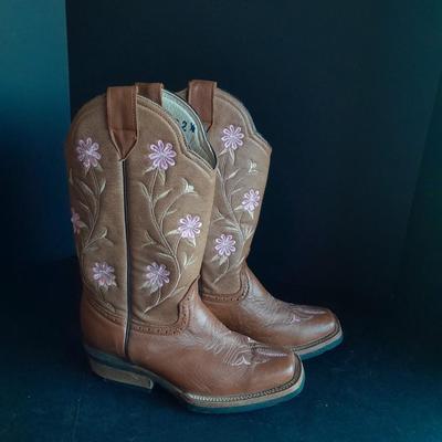 Women's Beautiful embroidered Monicos Boots size approx. 5.5 USA