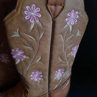 Women's Beautiful embroidered Monicos Boots size approx. 5.5 USA