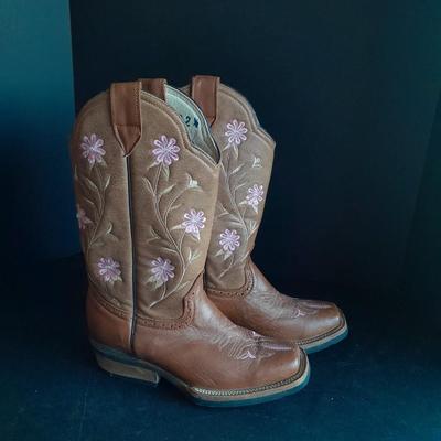 Women's Beautiful embroidered Monicos Boots size approx. 5.5 USA