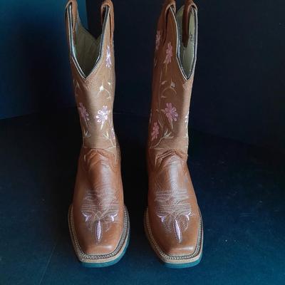 Women's Beautiful embroidered Monicos Boots size approx. 5.5 USA
