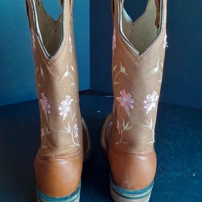 Women's Beautiful embroidered Monicos Boots size approx. 5.5 USA