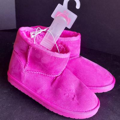 Children's Place Soft Pink boots Brand new! Size 13 Youth