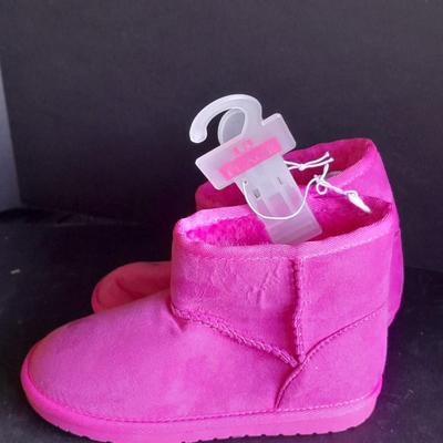 Children's Place Soft Pink boots Brand new! Size 13 Youth