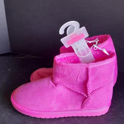 Children's Place Soft Pink boots Brand new! Size 13 Youth