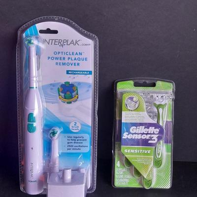 NEW Opti clean Power Plaque Remover rechargeable with 2 brush heads, and Gillette sensor 3 Razors