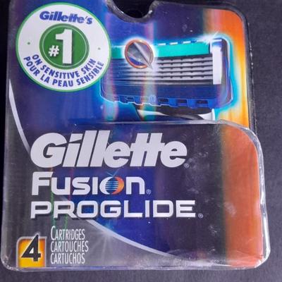 Two new packages 4 cartridges each Gillette Fusion Pro-glide Razor cartridges