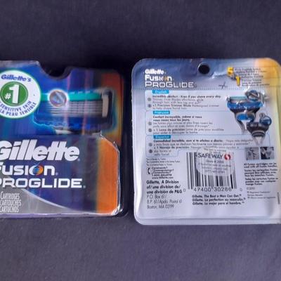 Two new packages 4 cartridges each Gillette Fusion Pro-glide Razor cartridges