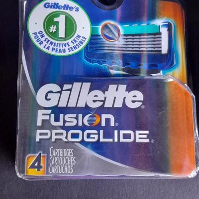 Two new packages 4 cartridges each Gillette Fusion Pro-glide Razor cartridges