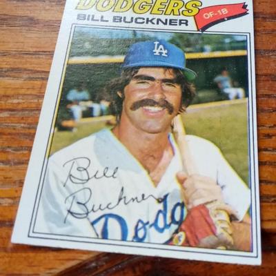 LOT 32   25 BASEBALL CARDS FROM 1977