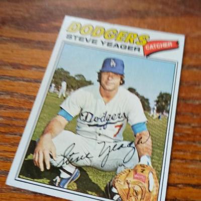 LOT 32   25 BASEBALL CARDS FROM 1977