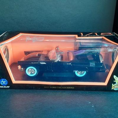 Road Signature 1/18 scale Die Cast 1957 Ford Thunderbird