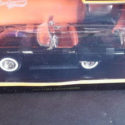 Road Signature 1/18 scale Die Cast 1957 Ford Thunderbird