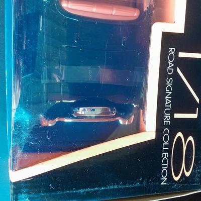 Road Signature 1/18 scale Die Cast 1957 Ford Thunderbird