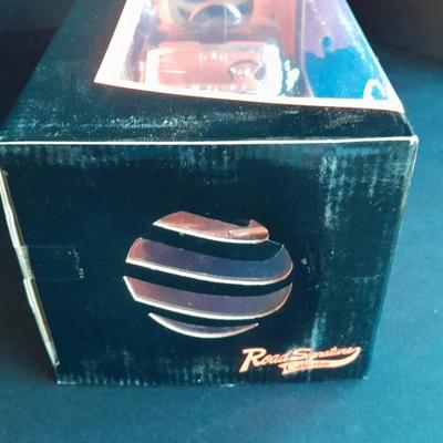 Road Signature 1/18 scale Die Cast 1957 Ford Thunderbird