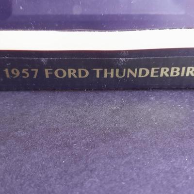 Road Signature 1/18 scale Die Cast 1957 Ford Thunderbird