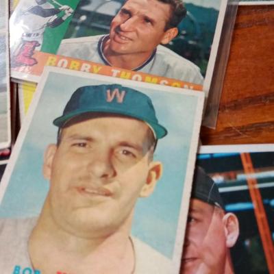 LOT 33   17 BASEBALL CARDS FROM THE 1950'S