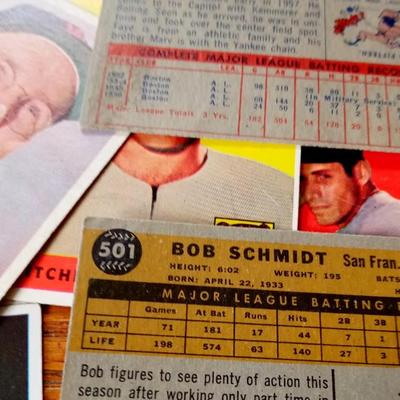 LOT 33   17 BASEBALL CARDS FROM THE 1950'S