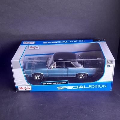 Maisto Special Edition 1/18 scale Die Cast car 1965 Pontiac GTO Hurst Edition