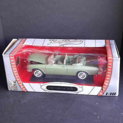 Road Signature Collection 1:18 scale Die Cast 1969 Corvair Monza
