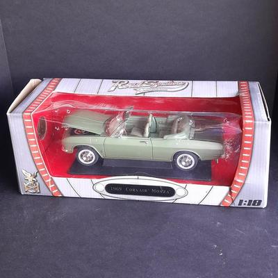 Road Signature Collection 1:18 scale Die Cast 1969 Corvair Monza