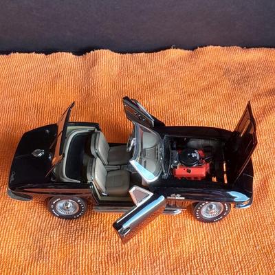 1:24 scale 1985 Chevrolet Corvette Convertible