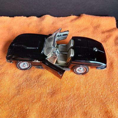 1:24 scale 1985 Chevrolet Corvette Convertible