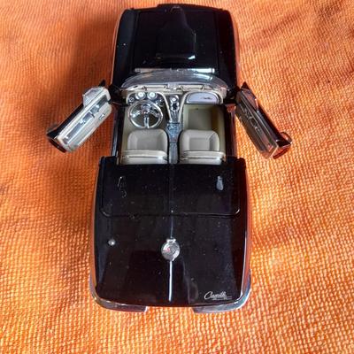 1:24 scale 1985 Chevrolet Corvette Convertible