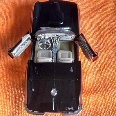 1:24 scale 1985 Chevrolet Corvette Convertible