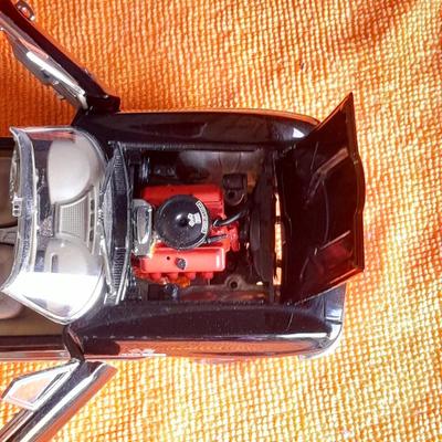 1:24 scale 1985 Chevrolet Corvette Convertible