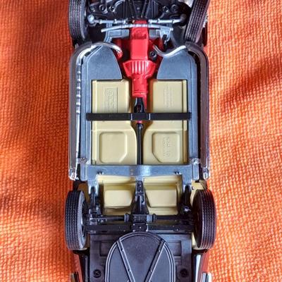 1:24 scale 1985 Chevrolet Corvette Convertible