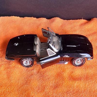 1:24 scale 1985 Chevrolet Corvette Convertible