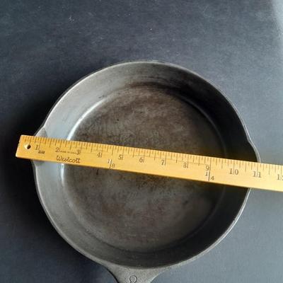 Wagner Ware Sidney -0- 1058 E Cast Iron Frying pan Number 8