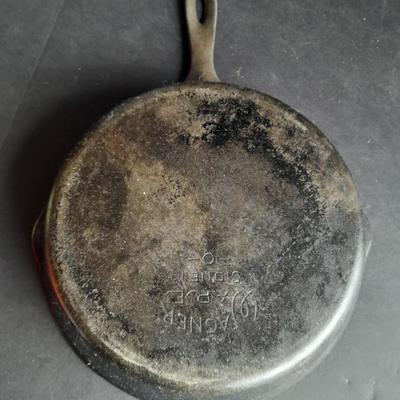 Wagner Ware Sidney -0- 1058 E Cast Iron Frying pan Number 8