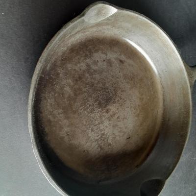 Wagner Ware Sidney -0- 1058 E Cast Iron Frying pan Number 8