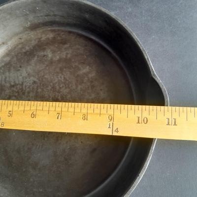 Wagner Ware Sidney -0- 1058 E Cast Iron Frying pan Number 8