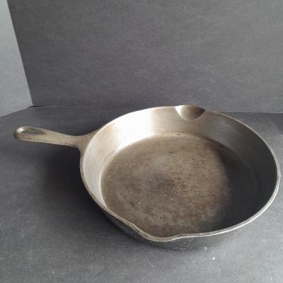 Wagner Ware Sidney -0- 1058 E Cast Iron Frying pan Number 8
