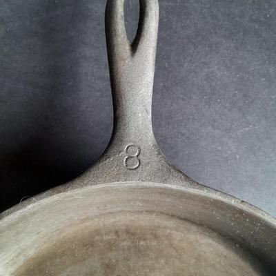 Wagner Ware Sidney -0- 1058 E Cast Iron Frying pan Number 8