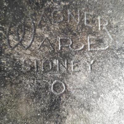 Wagner Ware Sidney -0- 1058 E Cast Iron Frying pan Number 8