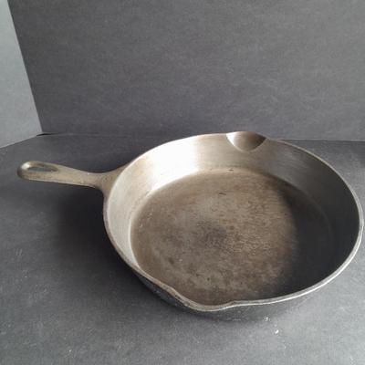 Wagner Ware Sidney -0- 1058 E Cast Iron Frying pan Number 8