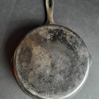Wagner Ware Sidney -0- 1058 E Cast Iron Frying pan Number 8