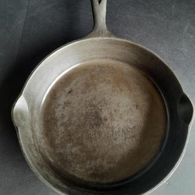 Wagner Ware Sidney -0- 1058 E Cast Iron Frying pan Number 8